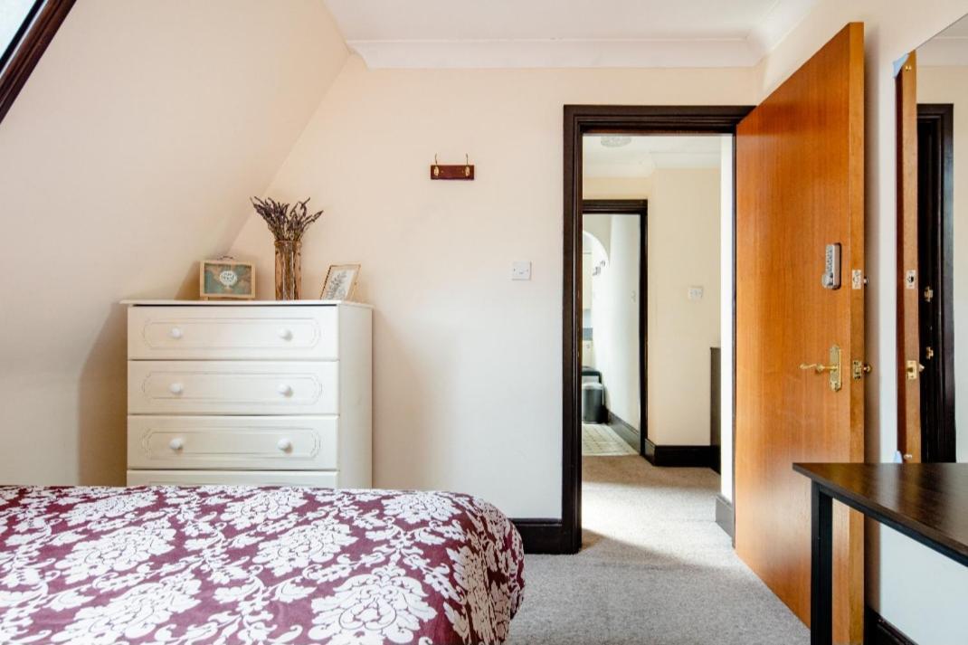 Double Room 2 Mins From Station Belvedere Kültér fotó
